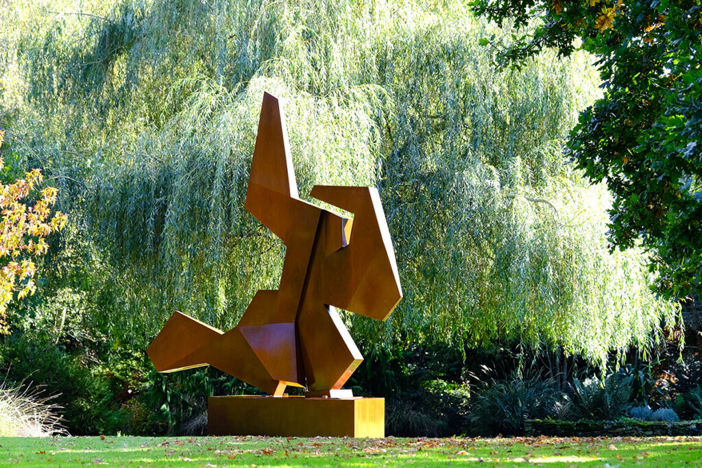 Sculpture MPCEM en acier Corten dans un jardin