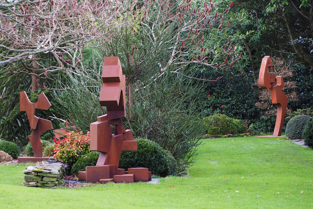 sculptures monumentales en acier corten dans le parc du sculpteur Mpcem