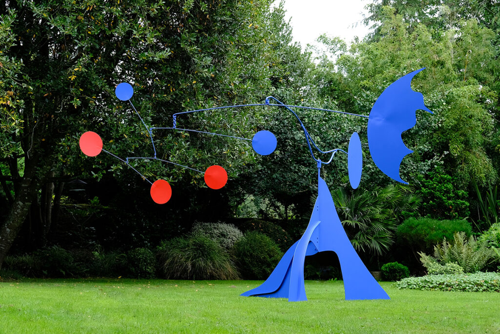 sculpture mobile de Paradox créations dans un jardin
